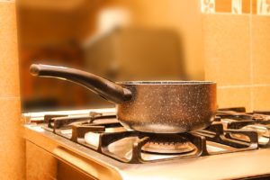 Nettoyer une casserole brûlée sans effort ni produit chimique